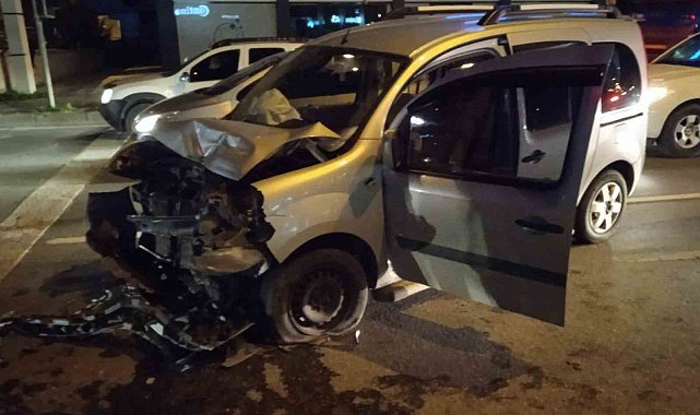 Trafik ışıklarında araçları hurdaya çeviren kazada yaralanan olmadı