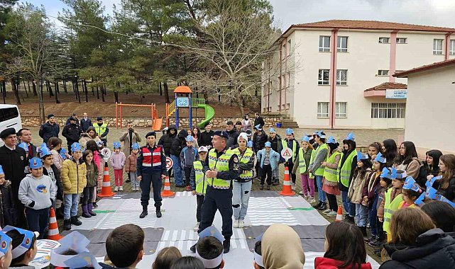 Trafik jandarma ekiplerinin eğitimine öğrencilerden yoğun ilgi