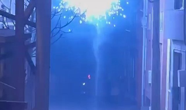 Trafo bomba gibi patladı: Kıvılcımlar sokağı aydınlattı