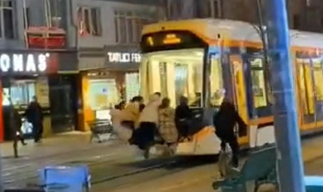 Tramvayın arkasına tutunan 5 çocuğun tehlikeli yolculuğu