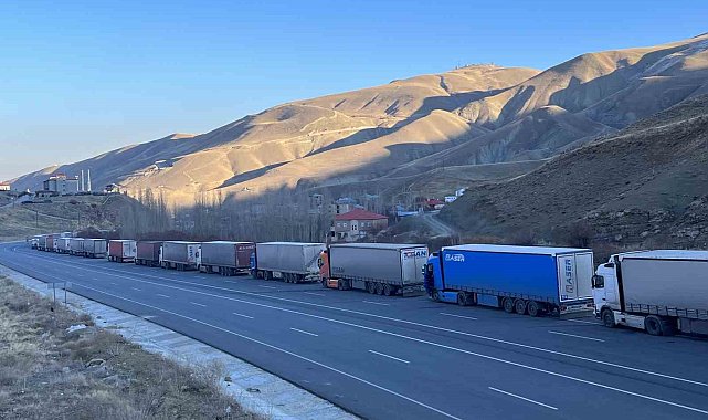 Türkiye-İran sınırında 10 kilometrelik tır kuyruğu