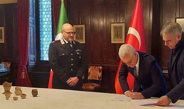 Türkiye'den kaçırılan 10 toprak eser Türk yetkililere teslim edildi