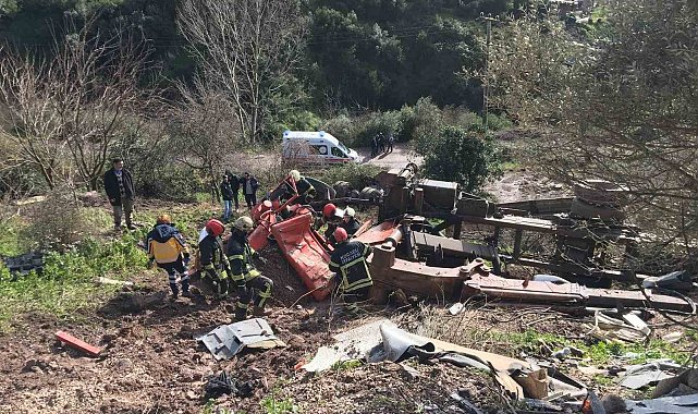 Uçuruma yuvarlanan vinç yüklü kamyon paramparça oldu: 1 ölü
