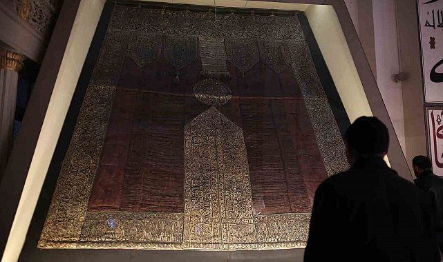 Ulu Cami'deki Kabe örtüsünün altın püskülleri kayıp