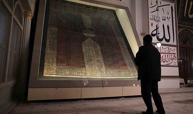 Ulu Cami'deki Kabe örtüsünün püskülleri koruma altında