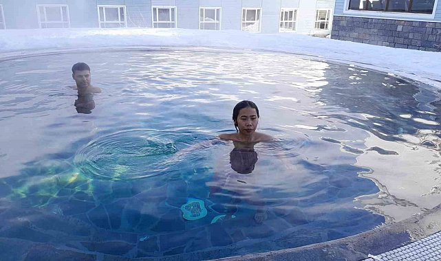 Uludağ'da karların ortasında hamam keyfi