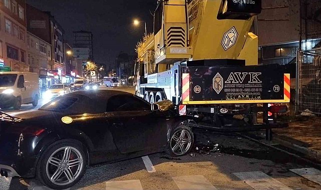Ümraniye'de lüks otomobil park halindeki vince çarptı