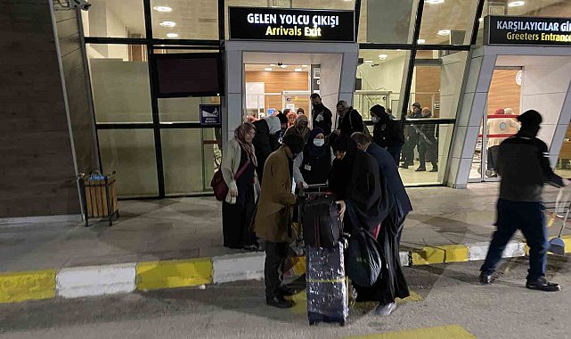 Umre kafilesini taşıyan uçakta şüpheli paket alarmı: Uçak geri döndü