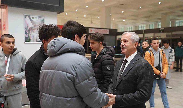 Umre'den dönen öğrencilere coşkulu karşılama