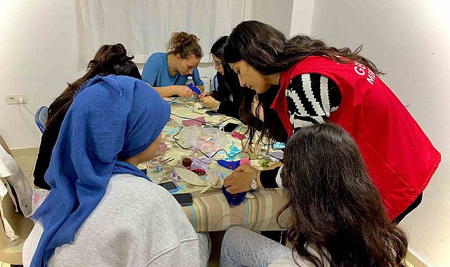 Üniversite öğrencileri, "Çocuklar Mutlu Olsun" diye oyuncak yapıyor