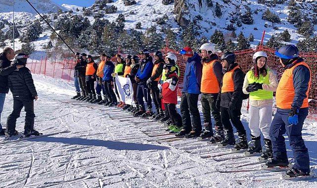 Üniversite öğrencilerine kayak dersi