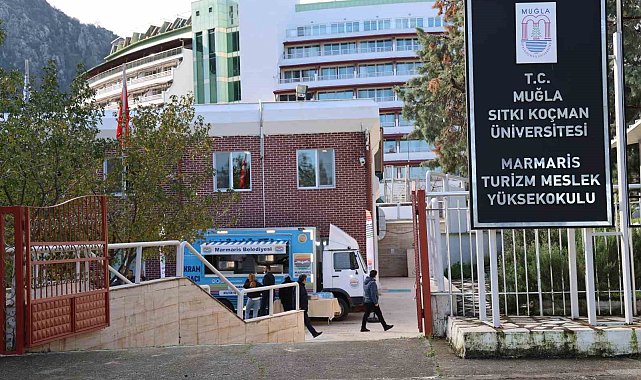 Üniversite öğrencilerine sıcak yemek ikramı