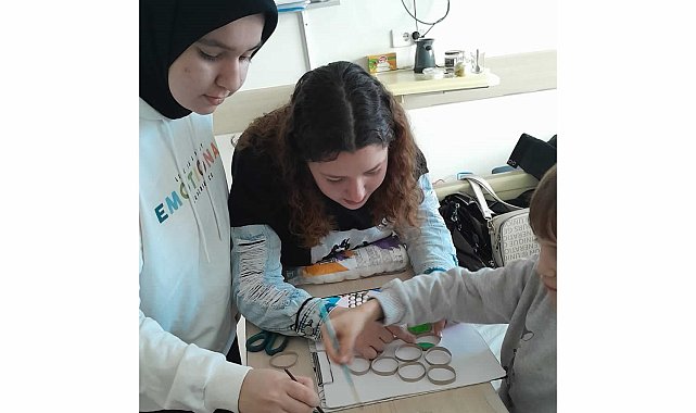 Üniversiteli gençler hasta çocukların gönüllerini kazandı