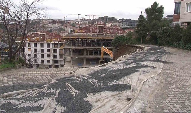 Üsküdar'da istinat duvarı çöktü, bir apartman tahliye edildi
