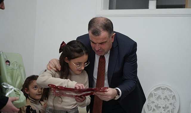 Vali amcasından evde öğrenim gören minik Nursima'ya karne sürprizi