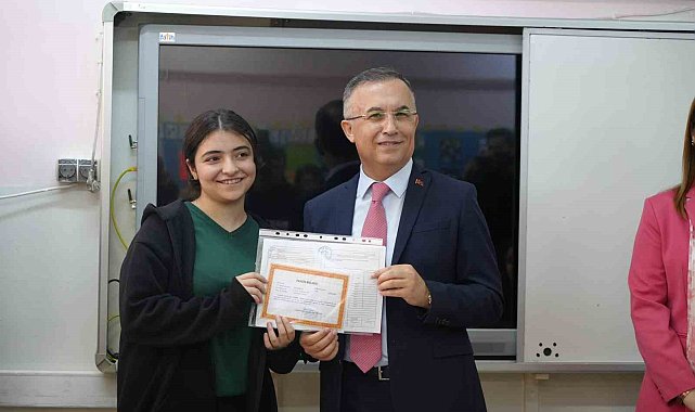 Vali Çeber, depremzede öğrencilere karnelerini dağıttı