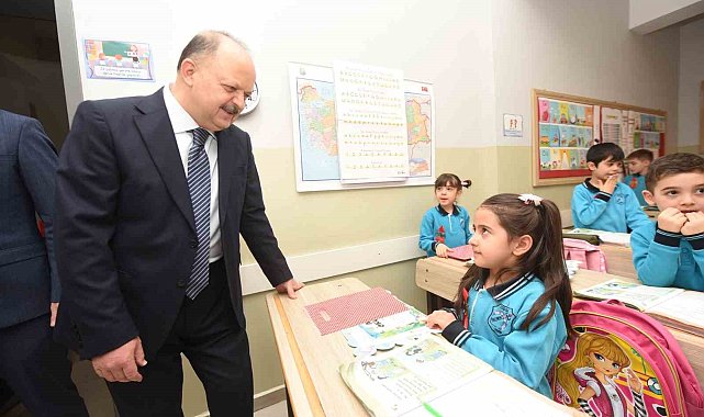 Vali Dallı öğrencilerin karne sevincine ortak oldu