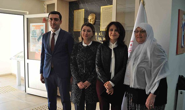 Valinin eşi ilçe ilçe gezerek kadınları kanser konusunda bilinçlendiriyor