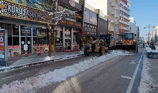 Van'da karla mücadele çalışması devam ediyor