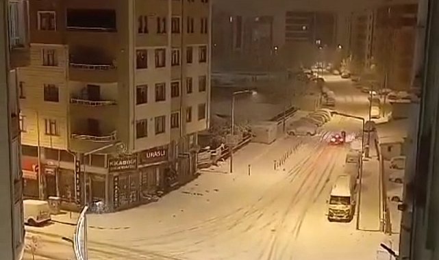 Van'da otomobilin yayaya çarptığı anlar kamerada