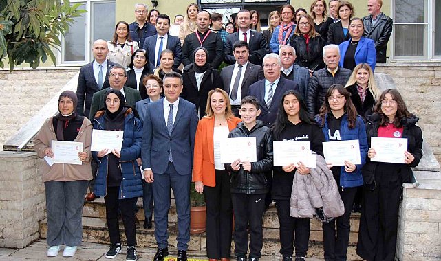 Veremi en iyi çizen ve yazıya döken öğrenciler ödüllerini aldı