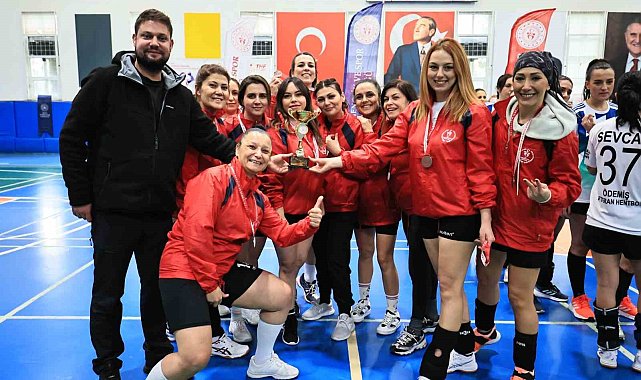 Veteran kadın hentbolcular Denizli'de buluştu
