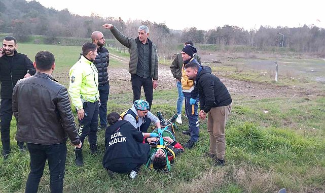 Virajı alamayan motosikletli şarampole yuvarlandı