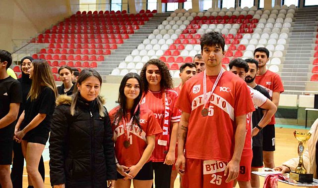 Voleybol Turnuvasında ödüller sahiplerini buldu