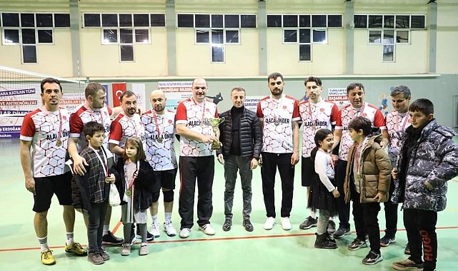Voleybol turnuvasında şampiyonluk kupasını Alaca Önder aldı