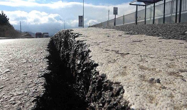 Yalova'da çökme yaşanan hastane yolu trafiğe kapandı