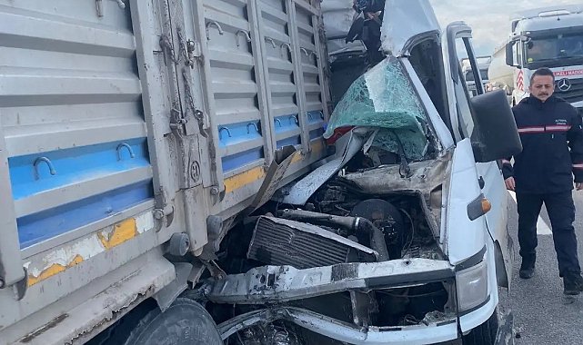 Yalova'da minibüs kamyona arkadan çarptı: 1 yaralı