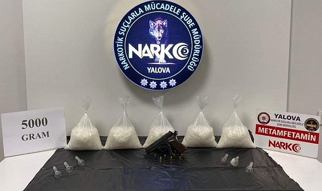 Yalova'da sürücüsü kaçan otomobilden 5 kilo uyuşturucu çıktı