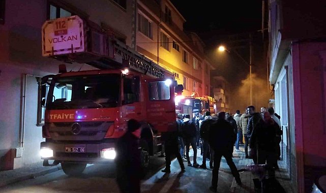 Yangında mahsur kalan genci itfaiye ekipleri kurtardı