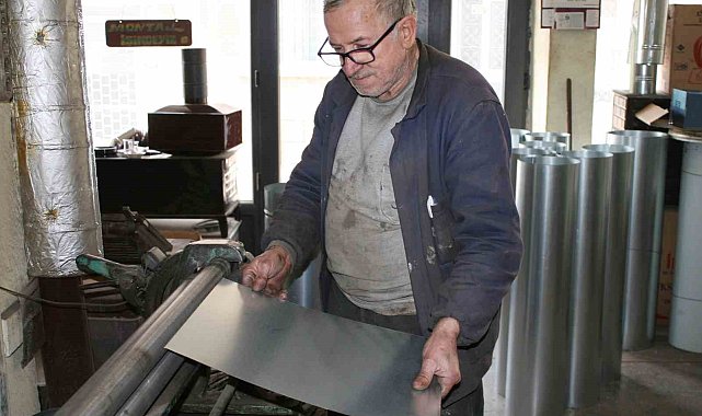 Yarım asırdan fazla soba tamirciliği yapıyor