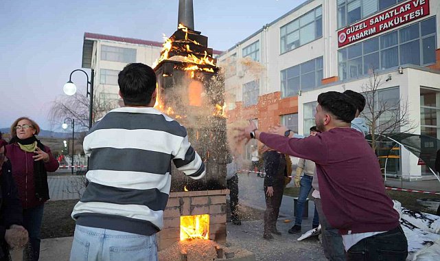 Yarım ton çamur kullanıp, tarihi saat külesinin heykelini yaptılar