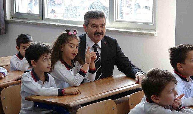 Yarıyıl tatiline giren öğrenciler karnelerini Vali Ergün'ün elinden aldı