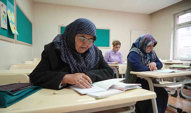 Yaşlarına aldırmadılar, okuma yazma öğrenmeye başladılar