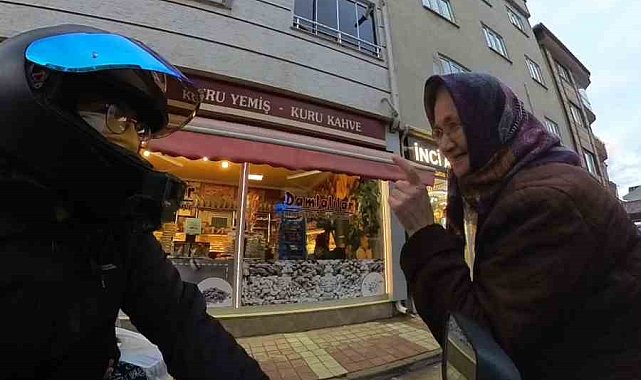 Yaşlı kadınla motosikletli gençlerin diyalogu gülümsetti