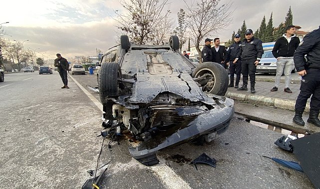 Yayaya çarpmamak için manevra yapan otomobil takla attı: 1 ölü, 2 yaralı