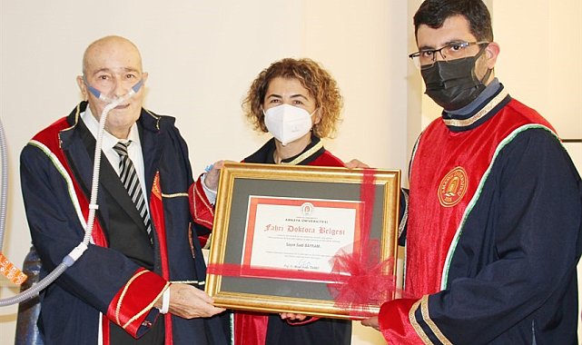 Yazar Sadi Bayram&#039;a hastane odasında fahri doktora verildi