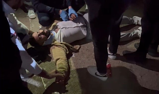 Yeni yıl konserinde havaya atılan genç düşerek hastanelik oldu