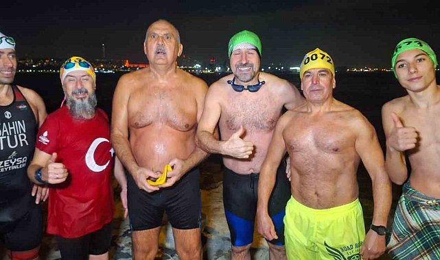 Yeni yılı denize girerek karşıladılar: "Gazze'nin yanındayız" mesajı verdiler