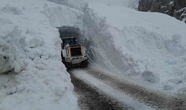 Yer yer 7 metreyi aşan karda açılan tünelden iş makinesi geçti