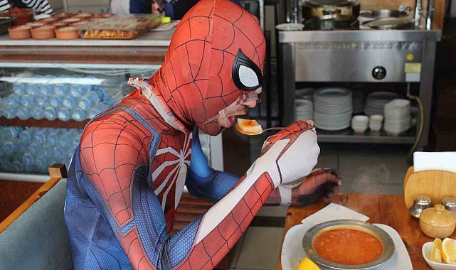 Yerli örümcek adam Yozgat'ın yöresel lezzeti "arabaşı" çorbasını içip, hamurunu yuttu