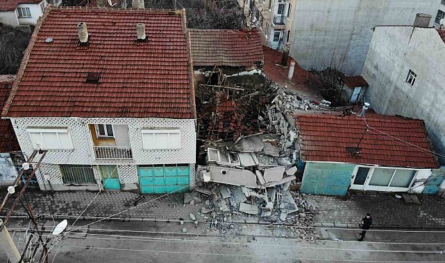 Yıkılan boş bina paniğe neden oldu
