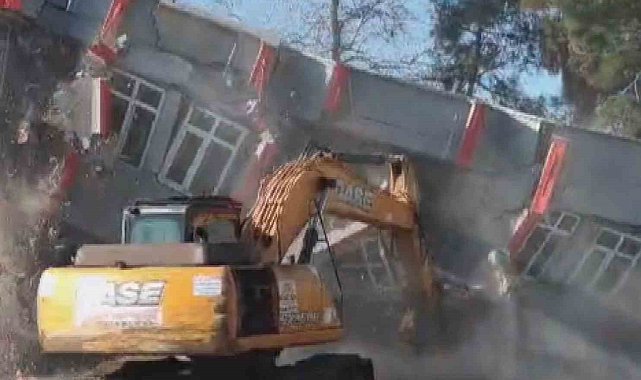 Yıktığı binanın altında kalmaktan son anda kurtuldu, panik anı kamerada