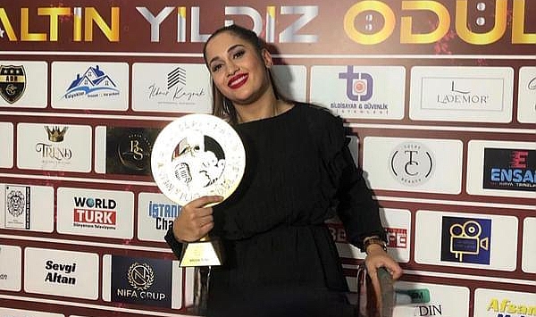 Yılın En Başarılı Kadın Oyuncusu Ekranların Vazgeçilmez Yüzü Olmaya Devam Ediyor