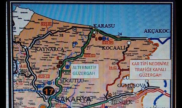 Yoğun kar yağışı nedeniyle Kocaali-Hendek yolu ulaşıma kapatıldı
