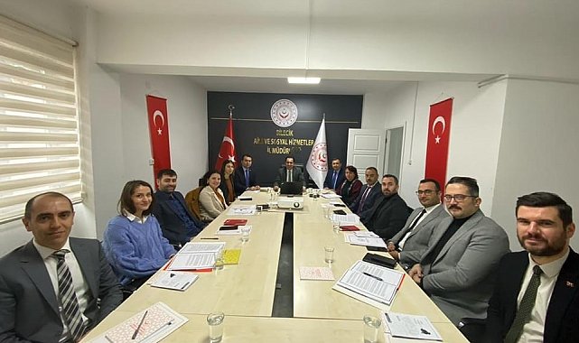 Yoğun kar yağışında vatandaşa yardım için kolları sıvadı