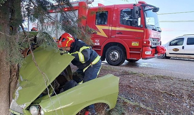 Yol kenarındaki ağaca çarpan otomobil hurdaya döndü: 2 yaralı